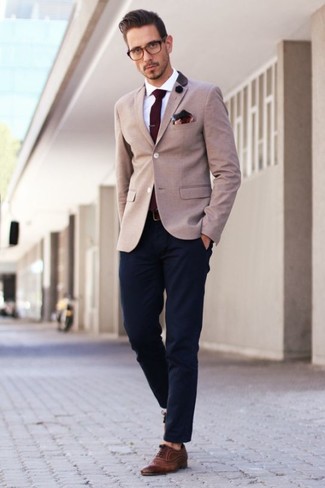 Dunkelrote Wollkrawatte kombinieren – 7 Herren Outfits: Tragen Sie ein braunes Sakko und eine dunkelrote Wollkrawatte für eine klassischen und verfeinerte Silhouette. Komplettieren Sie Ihr Outfit mit dunkelbraunen Leder Oxford Schuhen.