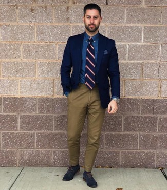 Dunkelblaue vertikal gestreifte Krawatte kombinieren – 110 Herren Outfits: Tragen Sie ein dunkelblaues Sakko und eine dunkelblaue vertikal gestreifte Krawatte für eine klassischen und verfeinerte Silhouette. Dunkelblaue Leder Oxford Schuhe sind eine ideale Wahl, um dieses Outfit zu vervollständigen.