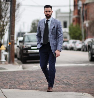 Schwarze Krawatte kombinieren – 500+ Herren Outfits: Kombinieren Sie ein blaues Sakko mit Schottenmuster mit einer schwarzen Krawatte, um vor Klasse und Perfektion zu strotzen. Ergänzen Sie Ihr Look mit braunen Leder Oxford Schuhen.