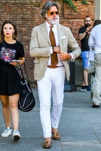 Braune Krawatte kombinieren – 273 Smart-Casual Herren Outfits warm Wetter: Kombinieren Sie ein hellbeige Sakko mit Karomuster mit einer braunen Krawatte, um vor Klasse und Perfektion zu strotzen. Braune Leder Slipper mit Quasten fügen sich nahtlos in einer Vielzahl von Outfits ein.