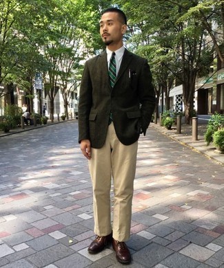 Grüne Krawatte kombinieren – 22 Smart-Casual Herren Outfits warm Wetter: Kombinieren Sie ein dunkelgrünes Wollsakko mit einer grünen Krawatte für einen stilvollen, eleganten Look. Komplettieren Sie Ihr Outfit mit dunkelroten Leder Oxford Schuhen.
