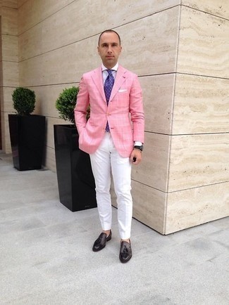 Hellviolette Krawatte kombinieren – 55 Smart-Casual Herren Outfits: Kombinieren Sie ein rosa Sakko mit Karomuster mit einer hellvioletten Krawatte für eine klassischen und verfeinerte Silhouette. Ergänzen Sie Ihr Look mit dunkelbraunen Leder Slippern mit Quasten.