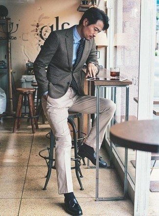 Dunkelblaue Leder Slipper kombinieren – 343 Herren Outfits: Kombinieren Sie ein graues Sakko mit Hahnentritt-Muster mit einer hellbeige Chinohose, um einen modischen Freizeitlook zu kreieren. Fügen Sie dunkelblauen Leder Slipper für ein unmittelbares Style-Upgrade zu Ihrem Look hinzu.