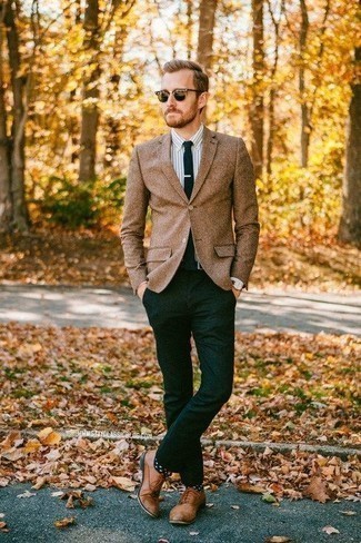 Dunkelblaue und weiße gepunktete Socken kombinieren – 40 Smart-Casual Herren Outfits: Entscheiden Sie sich für ein beige Sakko und dunkelblauen und weißen gepunkteten Socken für einen entspannten Wochenend-Look. Fühlen Sie sich ideenreich? Vervollständigen Sie Ihr Outfit mit braunen Leder Oxford Schuhen.