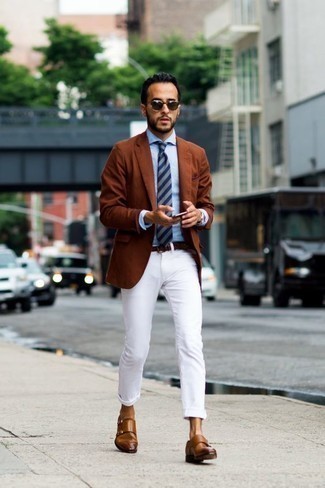 Welche Businesshemden mit rotbraunen Sakkos zu tragen – 401 Smart-Casual Herren Outfits: Kombinieren Sie ein rotbraunes Sakko mit einem Businesshemd für einen stilvollen, eleganten Look. Vervollständigen Sie Ihr Look mit braunen Doppelmonks aus Leder.