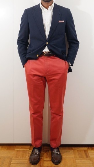 Rote Chinohose kombinieren – 365 Herren Outfits: Tragen Sie ein dunkelblaues Sakko und eine rote Chinohose für einen für die Arbeit geeigneten Look. Wählen Sie dunkelbraunen Leder Slipper, um Ihr Modebewusstsein zu zeigen.