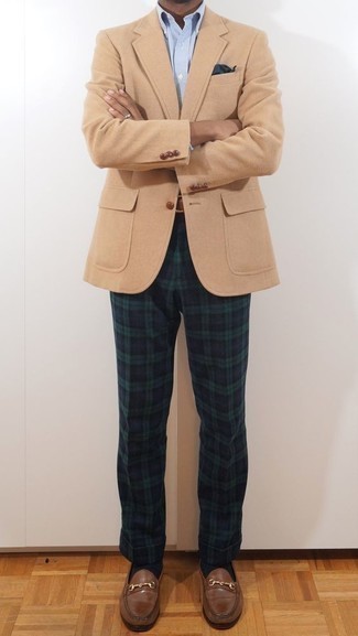Welche Slipper mit beige Sakkos zu tragen – 500+ Herren Outfits warm Wetter: Kombinieren Sie ein beige Sakko mit einer dunkelblauen und grünen Chinohose mit Schottenmuster, um einen modischen Freizeitlook zu kreieren. Fühlen Sie sich mutig? Ergänzen Sie Ihr Outfit mit Slippern.
