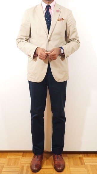 30 Jährige: Dunkelblaue gepunktete Krawatte kombinieren – 322 Herren Outfits warm Wetter: Erwägen Sie das Tragen von einem hellbeige Sakko und einer dunkelblauen gepunkteten Krawatte für einen stilvollen, eleganten Look. Vervollständigen Sie Ihr Look mit braunen Leder Oxford Schuhen.