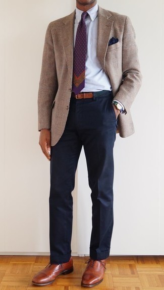 Violette Krawatte mit Paisley-Muster kombinieren – 25 Sommer Herren Outfits: Kombinieren Sie ein beige Sakko mit Schottenmuster mit einer violetten Krawatte mit Paisley-Muster, um vor Klasse und Perfektion zu strotzen. Putzen Sie Ihr Outfit mit rotbraunen Leder Oxford Schuhen. Dieses Outfit eignet sich perfekt für den Sommer.