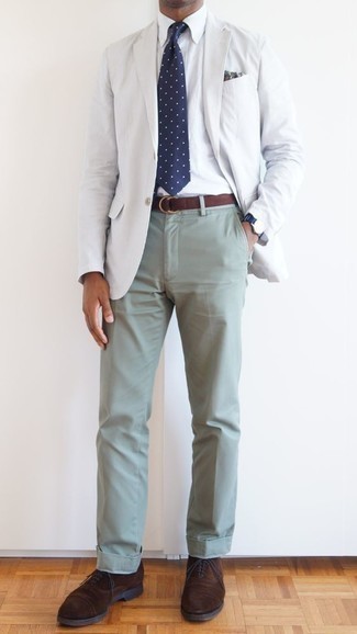 Grüne Chinohose kombinieren – 186 Herren Outfits: Entscheiden Sie sich für ein weißes Sakko und eine grüne Chinohose, um einen eleganten, aber nicht zu festlichen Look zu kreieren. Fühlen Sie sich ideenreich? Vervollständigen Sie Ihr Outfit mit dunkelbraunen Wildleder Oxford Schuhen.