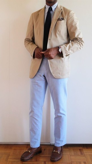 Welche Slipper mit hellbeige Sakkos zu tragen – 500+ Herren Outfits: Kombinieren Sie ein hellbeige Sakko mit einer hellblauen Chinohose für Ihren Bürojob. Entscheiden Sie sich für Slipper, um Ihr Modebewusstsein zu zeigen.