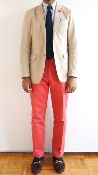 Rote Hose kombinieren – 500+ Herren Outfits: Die Paarung aus einem hellbeige Sakko und einer roten Hose ist eine perfekte Wahl für einen Tag im Büro. Dunkelbraune Wildleder Slipper bringen klassische Ästhetik zum Ensemble.