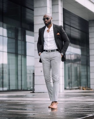 Braune Leder Slipper kombinieren – 1200+ Herren Outfits: Entscheiden Sie sich für ein schwarzes Sakko und eine graue Chinohose mit Karomuster, wenn Sie einen gepflegten und stylischen Look wollen. Fühlen Sie sich ideenreich? Ergänzen Sie Ihr Outfit mit braunen Leder Slippern.