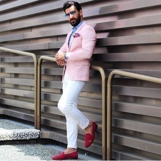 Rosa Sakko kombinieren – 128 Herren Outfits: Kombinieren Sie ein rosa Sakko mit einer weißen Chinohose, um einen modischen Freizeitlook zu kreieren. Fühlen Sie sich ideenreich? Komplettieren Sie Ihr Outfit mit roten Wildleder Slippern.