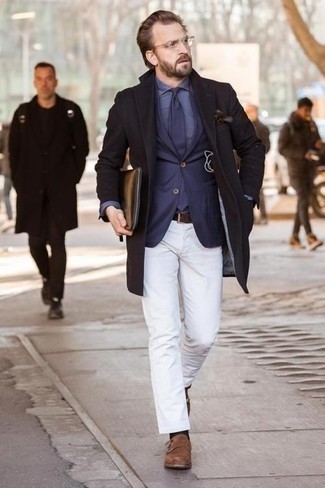 40 Jährige: Wie dunkelblaues Businesshemd mit dunkelblauen Sakkos zu kombinieren – 22 Herren Outfits: Entscheiden Sie sich für ein dunkelblaues Sakko und ein dunkelblaues Businesshemd für einen stilvollen, eleganten Look. Braune Doppelmonks aus Wildleder sind eine kluge Wahl, um dieses Outfit zu vervollständigen.