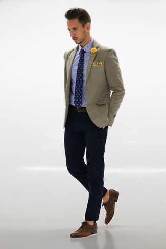 Dunkelblaue gepunktete Krawatte kombinieren – 424 Herren Outfits warm Wetter: Erwägen Sie das Tragen von einem olivgrünen Sakko und einer dunkelblauen gepunkteten Krawatte für eine klassischen und verfeinerte Silhouette. Komplettieren Sie Ihr Outfit mit braunen Leder Brogues.