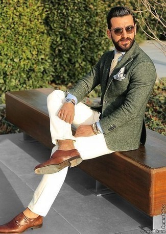 Weißes bedrucktes Einstecktuch kombinieren – 172 Smart-Casual Herren Outfits: Für ein bequemes Couch-Outfit, tragen Sie ein dunkelgrünes Sakko und ein weißes bedrucktes Einstecktuch. Entscheiden Sie sich für braunen Doppelmonks aus Leder, um Ihr Modebewusstsein zu zeigen.