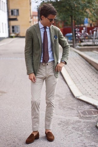 Rote Krawatte kombinieren – 112 Smart-Casual Sommer Herren Outfits: Erwägen Sie das Tragen von einem olivgrünen Sakko und einer roten Krawatte für einen stilvollen, eleganten Look. Suchen Sie nach leichtem Schuhwerk? Wählen Sie braunen Wildleder Slipper für den Tag. Dieser Look  ist für den Sommer einfach genial.