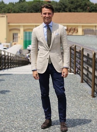 Hellbeige Sakko kombinieren – 500+ Herren Outfits: Kombinieren Sie ein hellbeige Sakko mit einer dunkelblauen Chinohose, wenn Sie einen gepflegten und stylischen Look wollen. Fügen Sie dunkelbraunen Doppelmonks aus Wildleder für ein unmittelbares Style-Upgrade zu Ihrem Look hinzu.