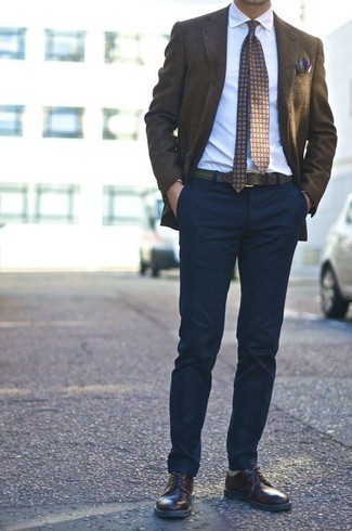 Dunkelbraune Krawatte mit geometrischem Muster kombinieren – 7 Herren Outfits: Tragen Sie ein dunkelbraunes Sakko und eine dunkelbraune Krawatte mit geometrischem Muster, um vor Klasse und Perfektion zu strotzen. Dunkelbraune Leder Derby Schuhe sind eine perfekte Wahl, um dieses Outfit zu vervollständigen.