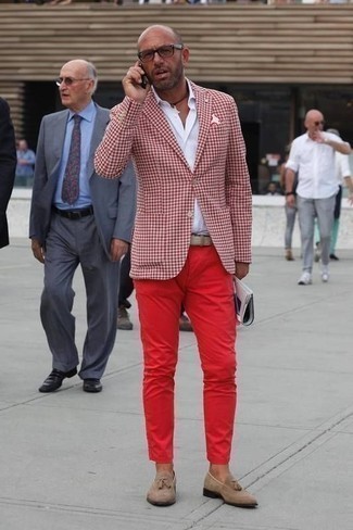 Weißes und rotes Einstecktuch kombinieren – 500+ Herren Outfits: Für ein bequemes Couch-Outfit, kombinieren Sie ein rotes Sakko mit Vichy-Muster mit einem weißen und roten Einstecktuch. Wählen Sie beige Wildleder Slipper mit Quasten, um Ihr Modebewusstsein zu zeigen.