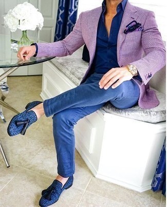 Lila Sakko kombinieren – 114 Herren Outfits: Kombinieren Sie ein lila Sakko mit einer blauen Chinohose für Ihren Bürojob. Vervollständigen Sie Ihr Outfit mit blauen Wildleder Slippern mit Quasten, um Ihr Modebewusstsein zu zeigen.