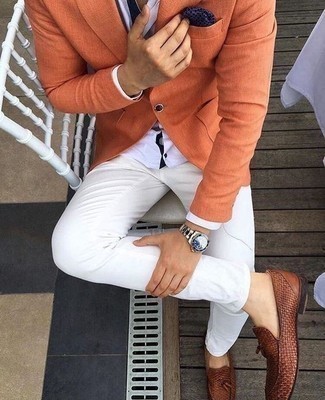 Braune Leder Slipper kombinieren – 500+ Sommer Herren Outfits: Die Paarung aus einem orange Sakko und einer weißen Chinohose ist eine kluge Wahl für einen Tag im Büro. Schalten Sie Ihren Kleidungsbestienmodus an und machen braunen Leder Slipper zu Ihrer Schuhwerkwahl. Schon haben wir ein super Outfit im Sommer.