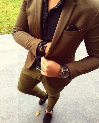 Schwarze Uhr kombinieren – 500+ Smart-Casual Herren Outfits: Ein braunes Sakko und eine schwarze Uhr sind eine gute Outfit-Formel für Ihre Sammlung. Fühlen Sie sich ideenreich? Wählen Sie dunkelblauen geflochtenen Wildleder Slipper.