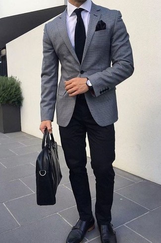 Seide Einstecktuch kombinieren – 187 Herren Outfits: Für ein bequemes Couch-Outfit, entscheiden Sie sich für ein graues Sakko und ein Seide Einstecktuch. Ergänzen Sie Ihr Outfit mit schwarzen Doppelmonks aus Leder, um Ihr Modebewusstsein zu zeigen.