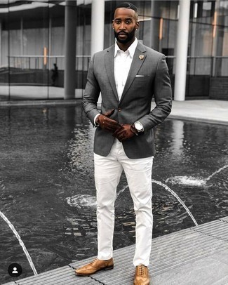 Wie weißes Businesshemd mit grauen Sakkos zu kombinieren – 848+ Herren Outfits: Erwägen Sie das Tragen von einem grauen Sakko und einem weißen Businesshemd, um vor Klasse und Perfektion zu strotzen. Dieses Outfit passt hervorragend zusammen mit beige Leder Brogues.