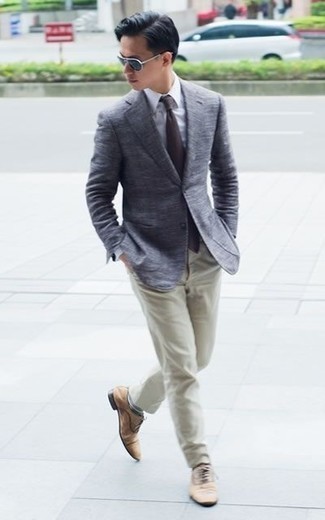 Wie weißes Businesshemd mit grauen Sakkos zu kombinieren – 848+ Herren Outfits: Tragen Sie ein graues Sakko und ein weißes Businesshemd für einen stilvollen, eleganten Look. Setzen Sie bei den Schuhen auf die klassische Variante mit beige Wildleder Oxford Schuhen.