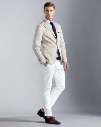 Wie hellbeige Sakko mit weißer Chinohose zu kombinieren – 96 Smart-Casual Sommer Herren Outfits: Kombinieren Sie ein hellbeige Sakko mit einer weißen Chinohose, um einen modischen Freizeitlook zu kreieren. Fühlen Sie sich ideenreich? Entscheiden Sie sich für dunkelbraunen Wildleder Oxford Schuhe. Was für eine schöne Sommer-Outfit Idee!