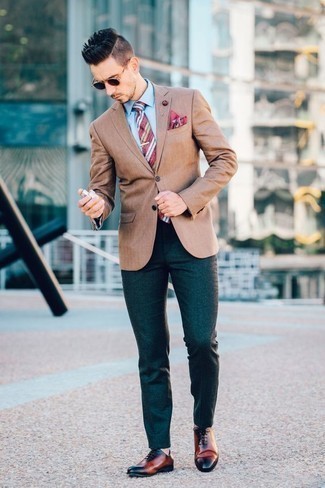 Fuchsia horizontal gestreifte Krawatte kombinieren – 14 Herren Outfits: Tragen Sie ein beige Sakko und eine fuchsia horizontal gestreifte Krawatte für einen stilvollen, eleganten Look. Rotbraune Leder Oxford Schuhe sind eine kluge Wahl, um dieses Outfit zu vervollständigen.