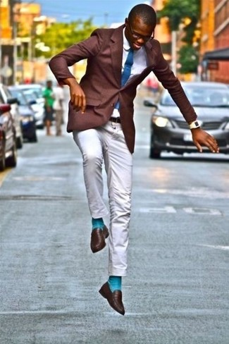Wie dunkelbraunes Sakko mit brauner Leder Slipper zu kombinieren – 120 Smart-Casual Herren Outfits: Entscheiden Sie sich für ein dunkelbraunes Sakko und eine graue Chinohose, wenn Sie einen gepflegten und stylischen Look wollen. Vervollständigen Sie Ihr Outfit mit braunen Leder Slippern, um Ihr Modebewusstsein zu zeigen.