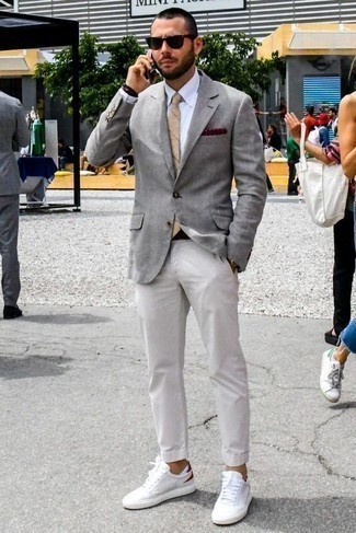 30 Jährige: Hellbeige Krawatte kombinieren – 183 Sommer Herren Outfits: Paaren Sie ein graues Sakko mit einer hellbeige Krawatte für einen stilvollen, eleganten Look. Weiße und rote Segeltuch niedrige Sneakers verleihen einem klassischen Look eine neue Dimension. Ein insgesamt sehr cooler Sommer-Look.