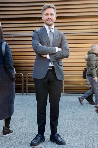 Wie graues Sakko mit blauer Leder Derby Schuhe zu kombinieren – 5 Herren Outfits: Kombinieren Sie ein graues Sakko mit einer schwarzen Chinohose für Ihren Bürojob. Fühlen Sie sich ideenreich? Ergänzen Sie Ihr Outfit mit blauen Leder Derby Schuhen.