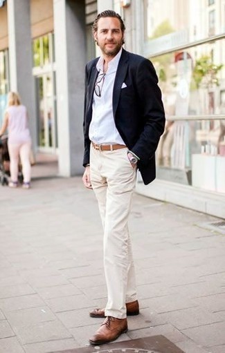 30 Jährige: Wie weißes Businesshemd mit dunkelblauen Sakkos zu kombinieren – 412 Smart-Casual Herren Outfits warm Wetter: Kombinieren Sie ein dunkelblaues Sakko mit einem weißen Businesshemd für eine klassischen und verfeinerte Silhouette. Braune Leder Derby Schuhe sind eine großartige Wahl, um dieses Outfit zu vervollständigen.