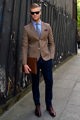 Blaue Krawatte mit geometrischem Muster kombinieren – 17 Herren Outfits: Tragen Sie ein braunes Sakko und eine blaue Krawatte mit geometrischem Muster für eine klassischen und verfeinerte Silhouette. Dunkelrote Leder Oxford Schuhe sind eine kluge Wahl, um dieses Outfit zu vervollständigen.