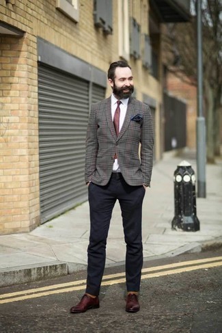 Dunkelrote Krawatte kombinieren – 274 Smart-Casual Herren Outfits: Etwas Einfaches wie die Wahl von einem grauen Sakko mit Schottenmuster und einer dunkelroten Krawatte kann Sie von der Menge abheben. Dunkelrote Leder Oxford Schuhe sind eine großartige Wahl, um dieses Outfit zu vervollständigen.