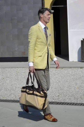 Welche Chinohosen mit gelben Sakkos zu tragen – 19 Smart-Casual Sommer Herren Outfits: Die Paarung aus einem gelben Sakko und einer Chinohose ist eine kluge Wahl für einen Tag im Büro. Fühlen Sie sich mutig? Wählen Sie beige Segeltuch Oxford Schuhe. Schon ergibt sich ein stylisches Sommer-Outfit.