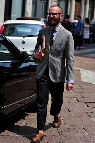 Dunkeltürkise horizontal gestreifte Krawatte kombinieren – 151 Herren Outfits: Kombinieren Sie ein graues Sakko mit einer dunkeltürkisen horizontal gestreiften Krawatte für eine klassischen und verfeinerte Silhouette. Braune Leder Brogues sind eine kluge Wahl, um dieses Outfit zu vervollständigen.