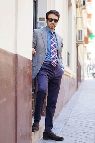Dunkelblaue und weiße Krawatte mit Schottenmuster kombinieren – 79 Herren Outfits: Kombinieren Sie ein graues Sakko mit einer dunkelblauen und weißen Krawatte mit Schottenmuster für eine klassischen und verfeinerte Silhouette. Dunkelbraune Wildleder Oxford Schuhe sind eine gute Wahl, um dieses Outfit zu vervollständigen.