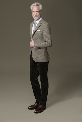 Dunkeltürkise Cord Chinohose kombinieren – 114 Herren Outfits: Paaren Sie ein graues Sakko mit einer dunkeltürkisen Cord Chinohose, um einen modischen Freizeitlook zu kreieren. Fühlen Sie sich ideenreich? Vervollständigen Sie Ihr Outfit mit dunkelbraunen Leder Derby Schuhen.