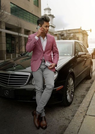 Rosa Sakko kombinieren – 128 Herren Outfits: Kombinieren Sie ein rosa Sakko mit einer grauen Chinohose für Ihren Bürojob. Heben Sie dieses Ensemble mit braunen Doppelmonks aus Leder hervor.