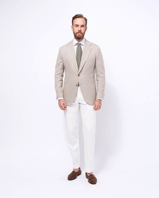 30 Jährige: Olivgrüne Krawatte kombinieren – 160 Smart-Casual Herren Outfits: Kombinieren Sie ein hellbeige Sakko mit einer olivgrünen Krawatte für eine klassischen und verfeinerte Silhouette. Wählen Sie die legere Option mit braunen Wildleder Slippern.