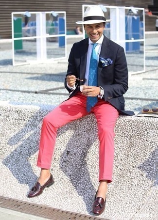 Rosa Chinohose kombinieren – 119 Herren Outfits: Kombinieren Sie ein dunkelblaues Sakko mit einer rosa Chinohose für Ihren Bürojob. Komplettieren Sie Ihr Outfit mit dunkelroten Leder Slippern mit Quasten, um Ihr Modebewusstsein zu zeigen.