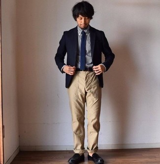 Braunen Wildledergürtel kombinieren – 199 Herren Outfits: Kombinieren Sie ein dunkelblaues Sakko mit einem braunen Wildledergürtel für einen entspannten Wochenend-Look. Fühlen Sie sich ideenreich? Ergänzen Sie Ihr Outfit mit schwarzen Leder Slippern.