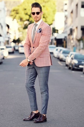 30 Jährige: Rosa Sakko kombinieren – 86 Herren Outfits: Kombinieren Sie ein rosa Sakko mit einer grauen Chinohose mit Karomuster, um mühelos alles zu meistern, was auch immer der Tag bringen mag. Komplettieren Sie Ihr Outfit mit dunkelroten Leder Oxford Schuhen, um Ihr Modebewusstsein zu zeigen.