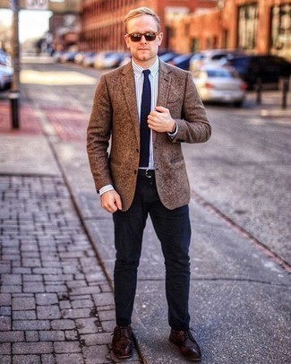 Braunes Wollsakko kombinieren – 252 Smart-Casual Herren Outfits warm Wetter: Kombinieren Sie ein braunes Wollsakko mit einer dunkelblauen Chinohose, um einen eleganten, aber nicht zu festlichen Look zu kreieren. Fühlen Sie sich mutig? Ergänzen Sie Ihr Outfit mit dunkelroten Leder Derby Schuhen.