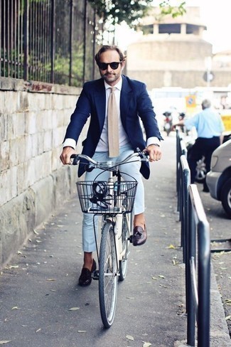 40 Jährige: Welche Slipper mit blauen Sakkos zu tragen – 44 Smart-Casual Sommer Herren Outfits: Entscheiden Sie sich für ein blaues Sakko und eine hellblaue Chinohose, wenn Sie einen gepflegten und stylischen Look wollen. Wählen Sie Slipper, um Ihr Modebewusstsein zu zeigen. Ein toller Sommer-Look.
